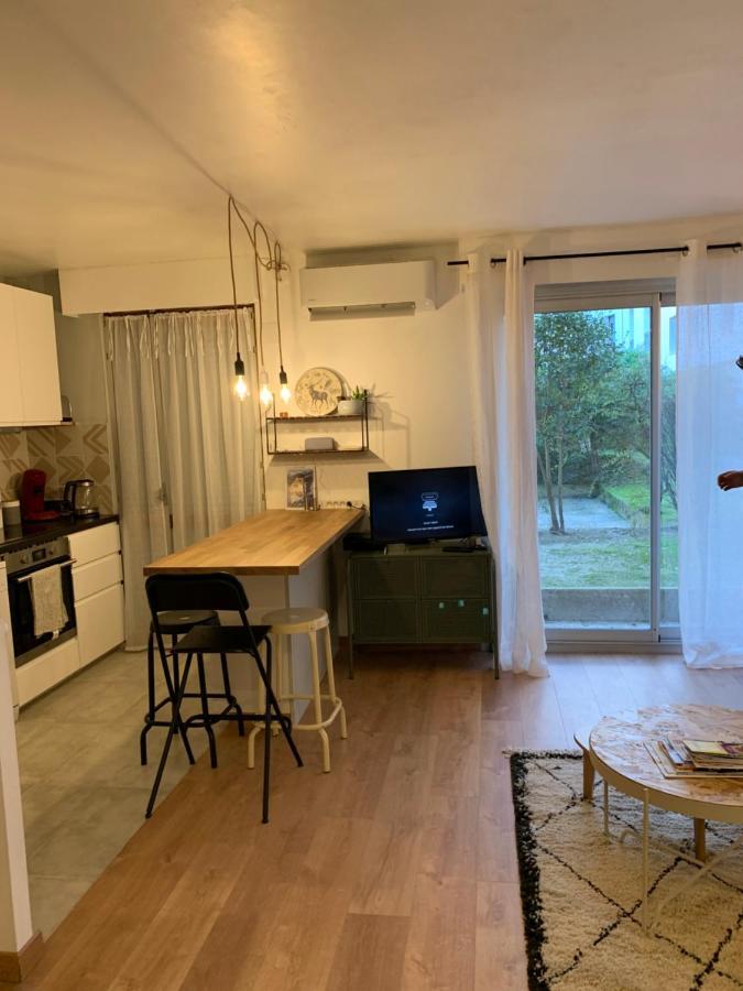 T2 Cosy 70s Apartment